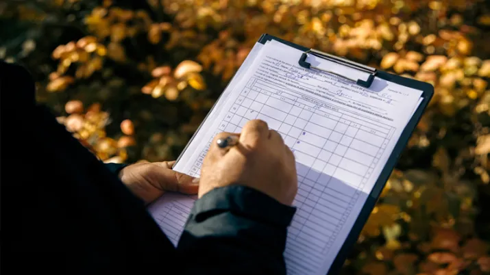 Homme prenant des notes dans un carnet