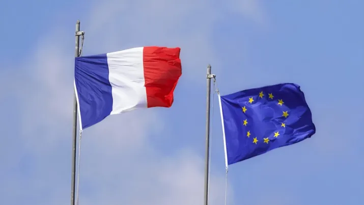 Drapeau français et européen flottant dans le vent