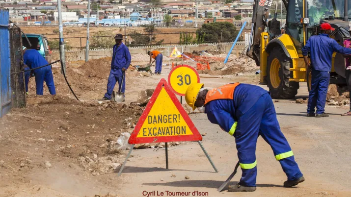 Des ouvrirers à Soweto, Afrique du Sud
