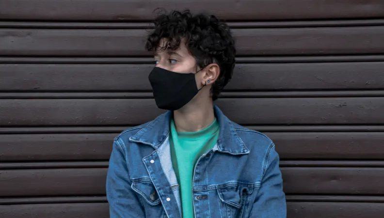 Jeune personne masquée, à Rabat (Maroc)