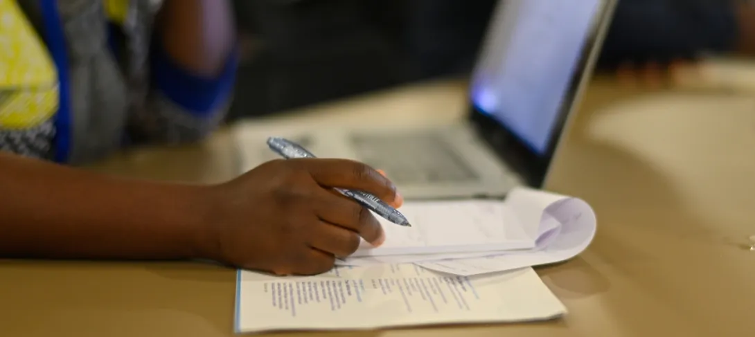 Main, ordinateur, stylo