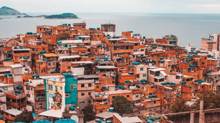 Vue aérienne du Morro de Cantagalo (Rio de Janeiro, Brésil)